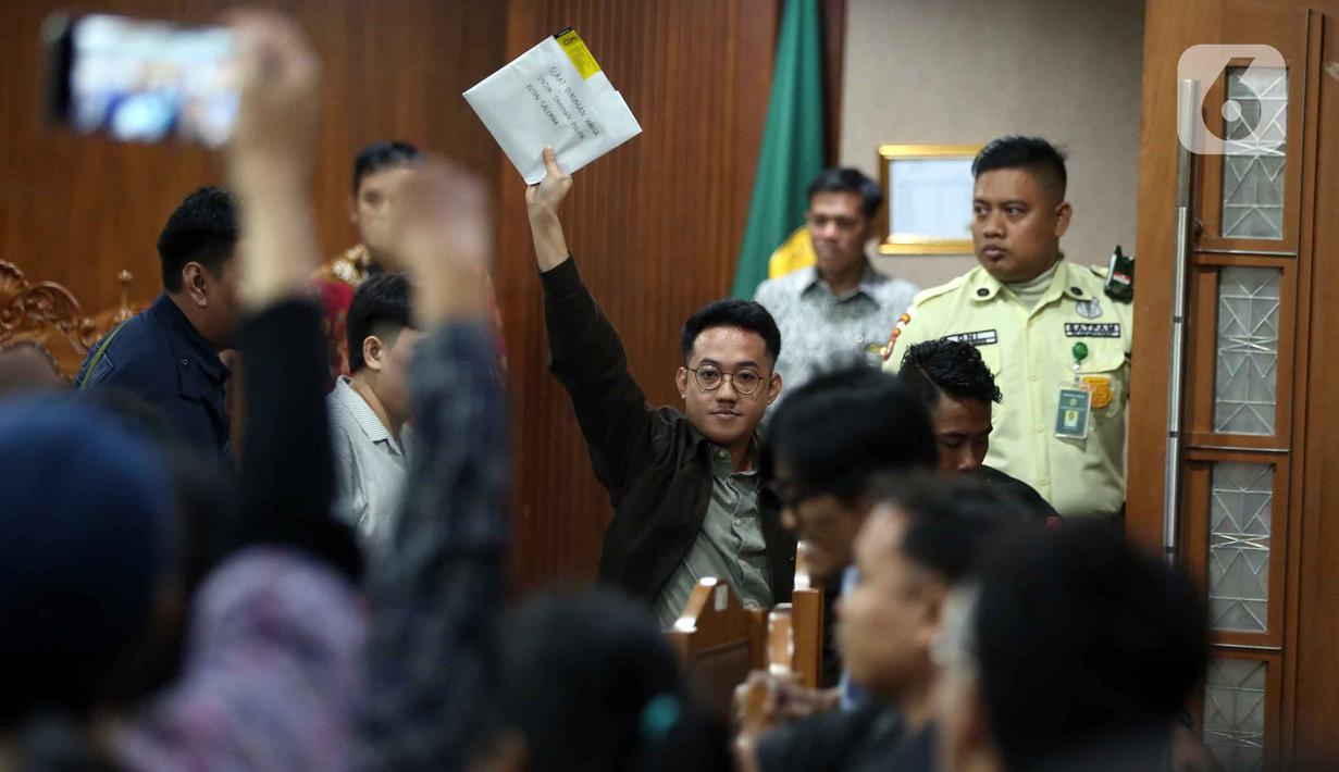 Delpedro Marhaen mengangkat tangan usai mengikuti sidang lanjutan dugaan penghasutan kerusuhan pada Agustus 2025 di Pengadilan Negeri Jakarta Pusat, Kamis (8/1/2026). Majelis Hakim Pengadilan Negeri Jakarta Pusat membacakan putusan sela kasus dugaan penghasutan kerusuhan pada Agustus 2025. (Liputan6.com/Helmi Fithriansyah)