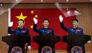 Nie Haisheng (56) Liu Boming (54) dan Tang Hongbo (45) akan menjadi astronot China pertama yang mendarat di tahap awal stasiun ruang angkasa, yang disebut Tiangong atau Istana Surgawi (AP)
