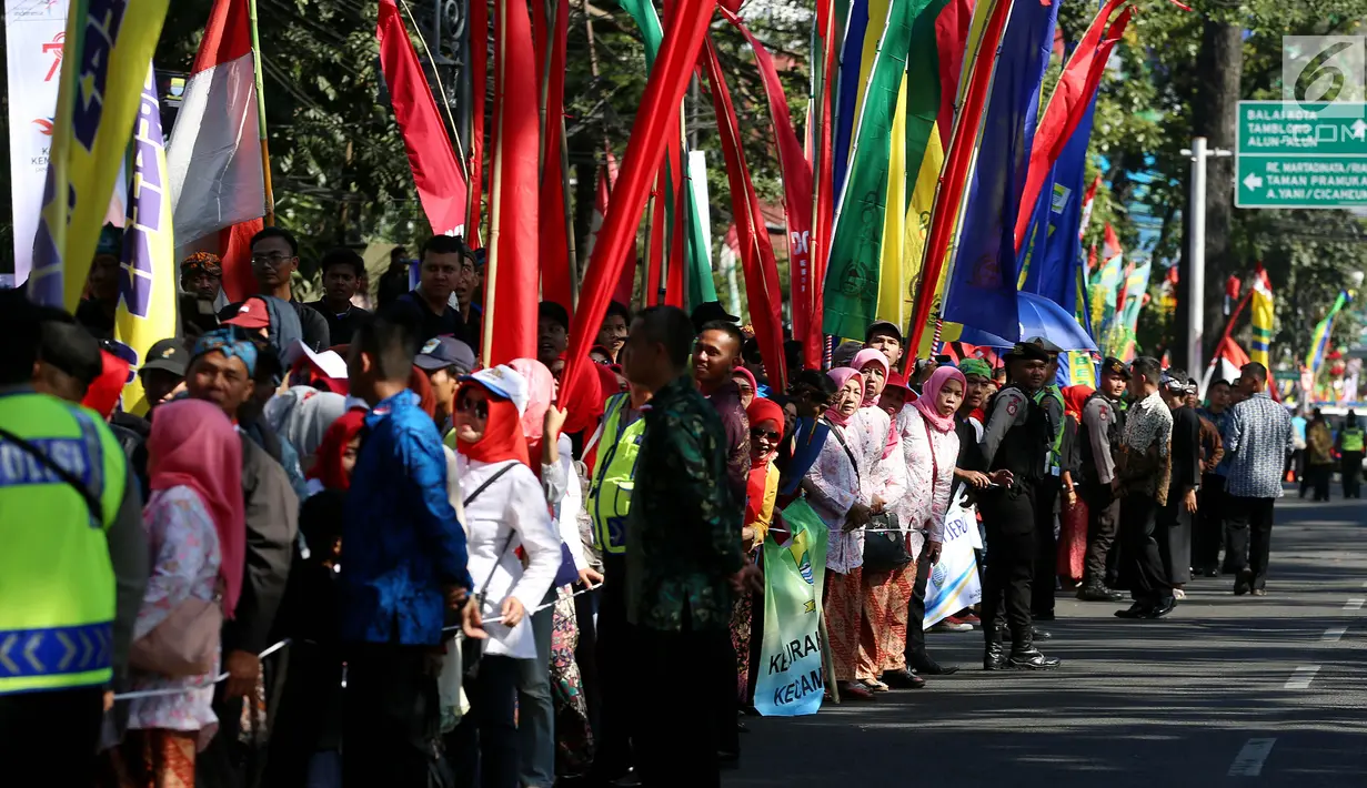 Sejumlah warga memadati lokasi berlangsungnya Karnaval Kemerdekaan Pesona Parahyangan 2017 di sekitar jalanan utama Kota Bandung, Jawa Barat, Sabtu (26/8). Mereka antusias ingin menyaksikan iring-iringan kendaraan yang dihias. (Liputan6.com/Johan Tallo)