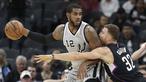 Pemain San Antonio Spurs, LaMarcus Aldridge #12 mencoba melewati hadangan pemain Los Angeles Clippers, Blake Griffin #32 pada laga NBA basketball game, (5/11/2016) di AT&T Center, San Antonio. (AP/Eric Gay)