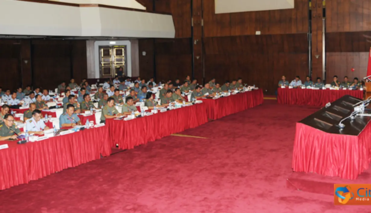 Citizen6, Jakarta: Asisten Personel (Aspers) Panglima TNI Marsekal Muda TNI Bambang Wahyudi, secara resmi membuka Rakornis Bintal TNI 2012, berlangsung di Aula Gatot Soebroto, Mabes TNI Cilangkap, Jakarta Timur, Senin (26/3). (Pengirim: Badarudin Bakri)