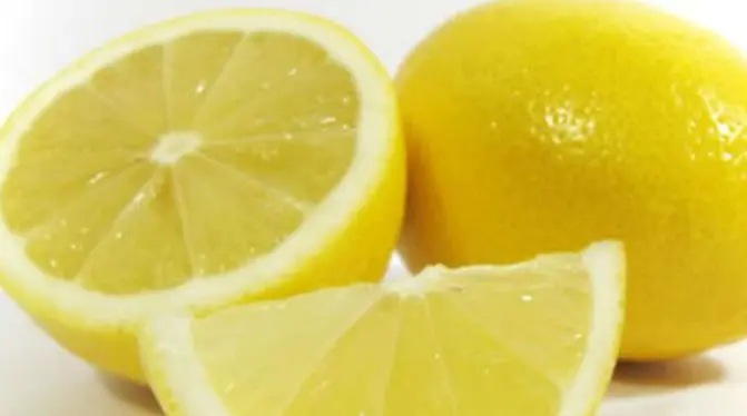 Cerahkan ketiak dengan lemon. (Boldsky.com)