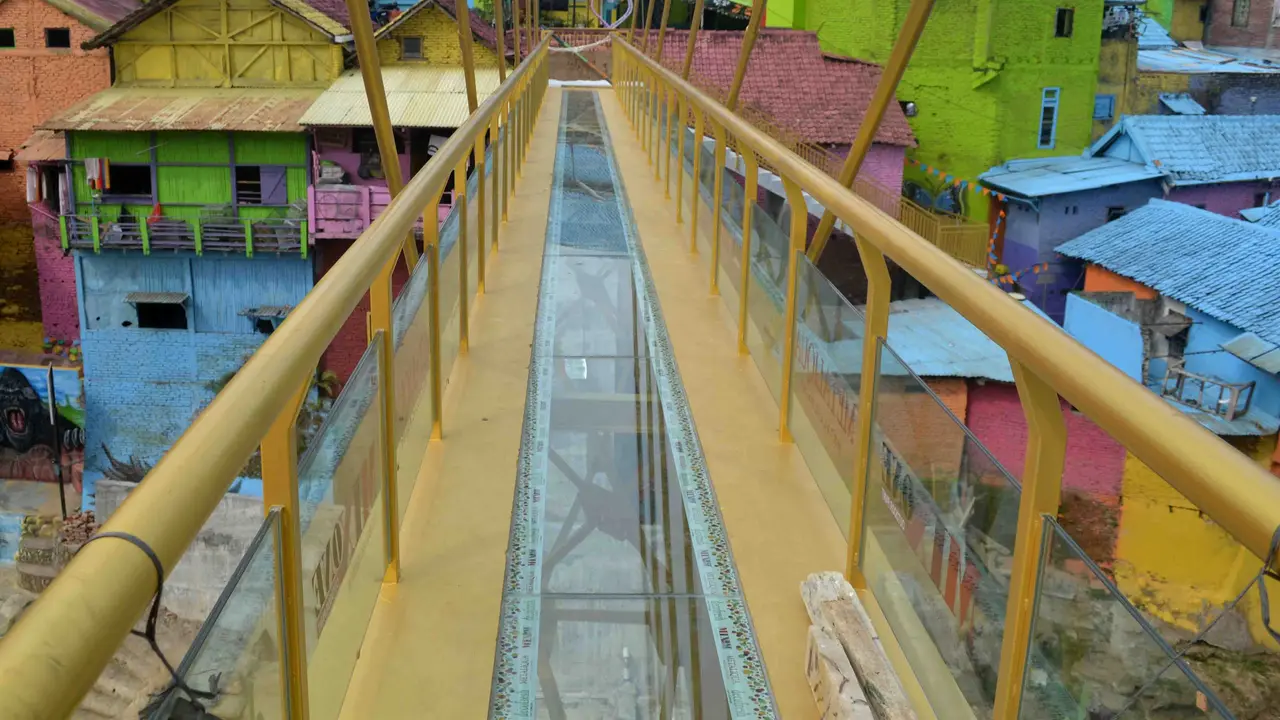 Jembatan Kaca Percantik Kampung Warna Warni Malang 