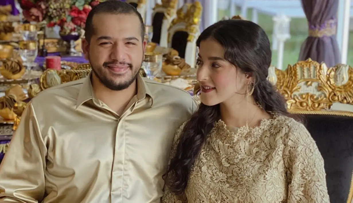 Kini, mereka sudah menjalani kehidupan rumah tangga selama kurang lebih empat tahun dan sudah dikaruniai satu orang anak yang cantik dan menggemaskan. Tak sedikit orang yang menyebut Tasya dan suami sebagai couple goals.(Liputan6.com/IG/@tasyafarasya)