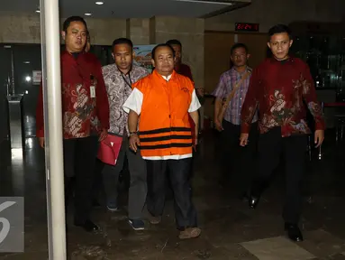 Direktur Utama PT Otoda Sukses Mandiri Abadi (OSMA) Group Hartoyo ditahan KPK usai menjalani pemeriksaan oleh penyidik di Gedung KPK, Jakarta, Jumat (21/10). (Liputan6.com/Helmi Afandi)
