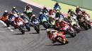 Para pebalap MotoGP memacu motornya pada balapan di MotoGP Catalunya, Spanyol, Minggu (11/6/2017). Pada balapan ini, Andrea Dovizioso berhasil menjadi yang tercepat. (EPA/Alejandro Garcia)