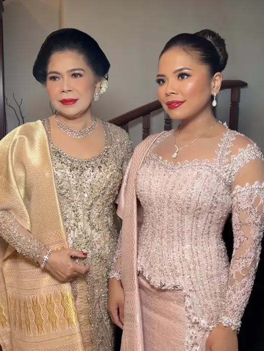 Ibu dan anak ini pun tampil kompak mengenakan riasan glam, dengan blush on orange dan lipstik merah glossynya.  [@myrnamyura]