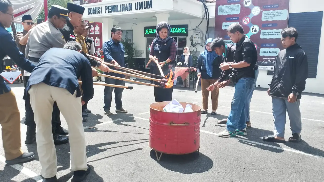Pemusnahan surat suara dengan cara dibakar. Foto : (Liputan6.com/ Ardi)