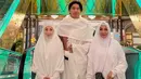 Nikita Willy kali ini menjalankan umrah bersama suami dan ibundanya. Nikita pun tampil dengan abaya putih senada dengan bergo. [@yorafebrina]