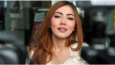 Bella dicemooh karena suaranya yang jelek dan memiliki bibir yang berlemak. 