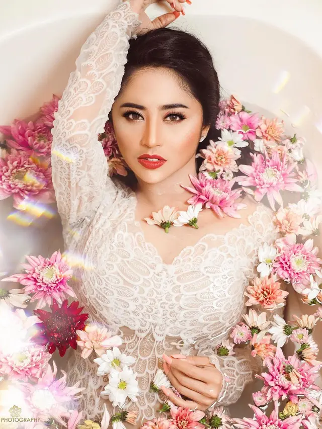 6 Gaya Dewi Perssik Saat Pemotretan Untuk Single Terbaru Bak Princess Hot