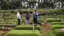 Umat Muslim berdoa di makam keluarga saat  melakukan ziarah di Tempat Pemakaman Umum (TPU) Pondok Ranggon, Jakarta, Minggu (04/04/21). Meskipun di tengah pandemi Covid-19 warga tetap melakukan tradisi ziarah kubur menjelang bulan Ramadan. (Liputan6.com/Faizal Fanani)
