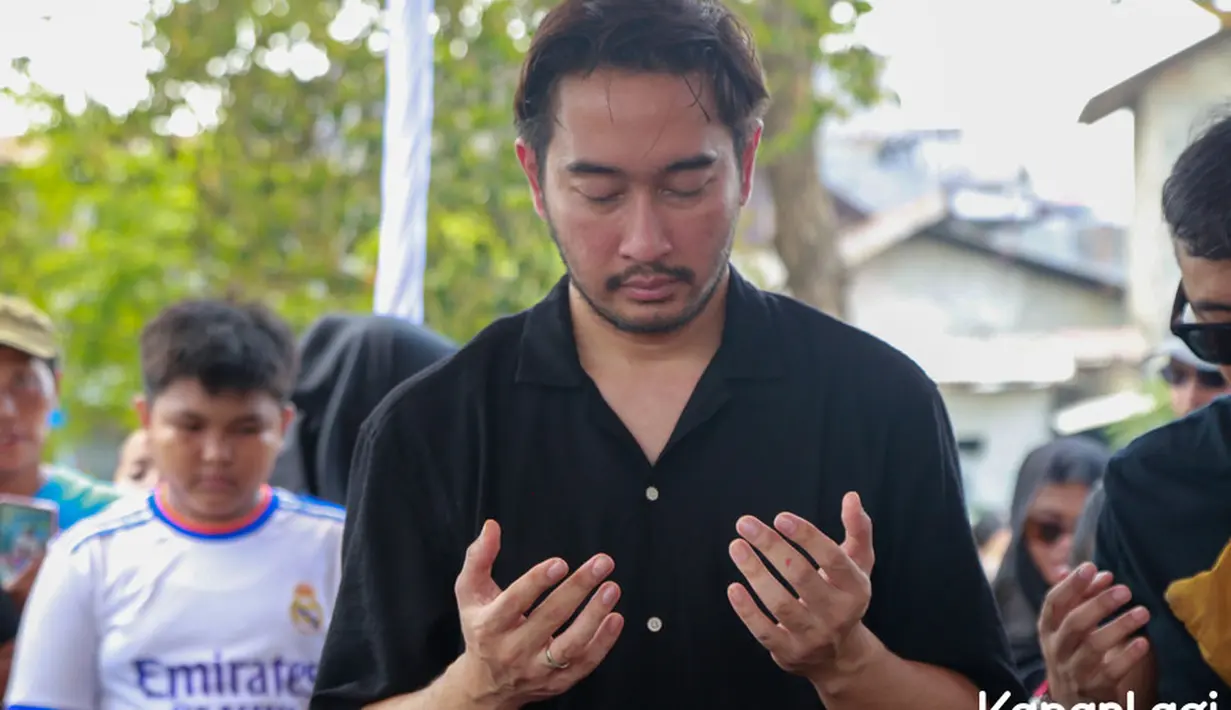 "Saya mewakili keluarga mengucapkan terima kasih. Sekarang, mama sudah tenang sama papa, sama kakak saya juga," kata Jeje Govinda. [Foto: KapanLagi.com®/Muhammad Akrom Sukarya]