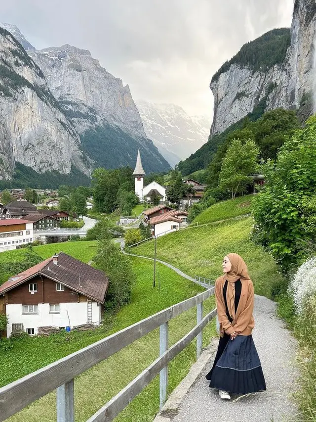 8 Potret OOTD ke Gunung ala Risty Tagor-Alyssa Soebandono, Inspirasi Outfit untuk Para Hijab Traveller
