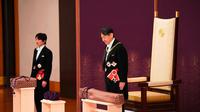 Kaisar baru Jepang Naruhito menerima tanda kebesaran Kekaisaran berupa pedang dan permata sebagai bukti suksesi pada upacara di Istana Kekaisaran di Tokyo, Rabu, 1 Mei 2019. Berdiri di sebelah kiri adalah Putra Mahkota Akishino. (AP/Arsip)