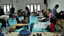 Sejumlah eks Gafatar beristirahat di rumah penampungan Panti Sosial Bina Insan (PSBI), Cipayung, Jakarta, Sabtu (23/1/2016). Ratusan eks Gafatar itu akan menjalani proses rehabilitasi.  (Liputan6.com/Yoppy Renato)