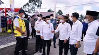Bupati Lumajang Thoriqul Haq (Tengah) memberikan penjelasan kepada Wakil Presiden RI kh. ,Ma'ruf Amin (kanan) terkait relokasi penyintas erupsi Semeru (Istimewa)