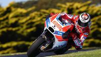 Pebalap Ducati, Jorge Lorenzo, hanya menempati posisi ke-11 pada hari pertama tes MotoGP di Sirkuit Phillip Island, Australia, Rabu (15/2/2017). (Crash)