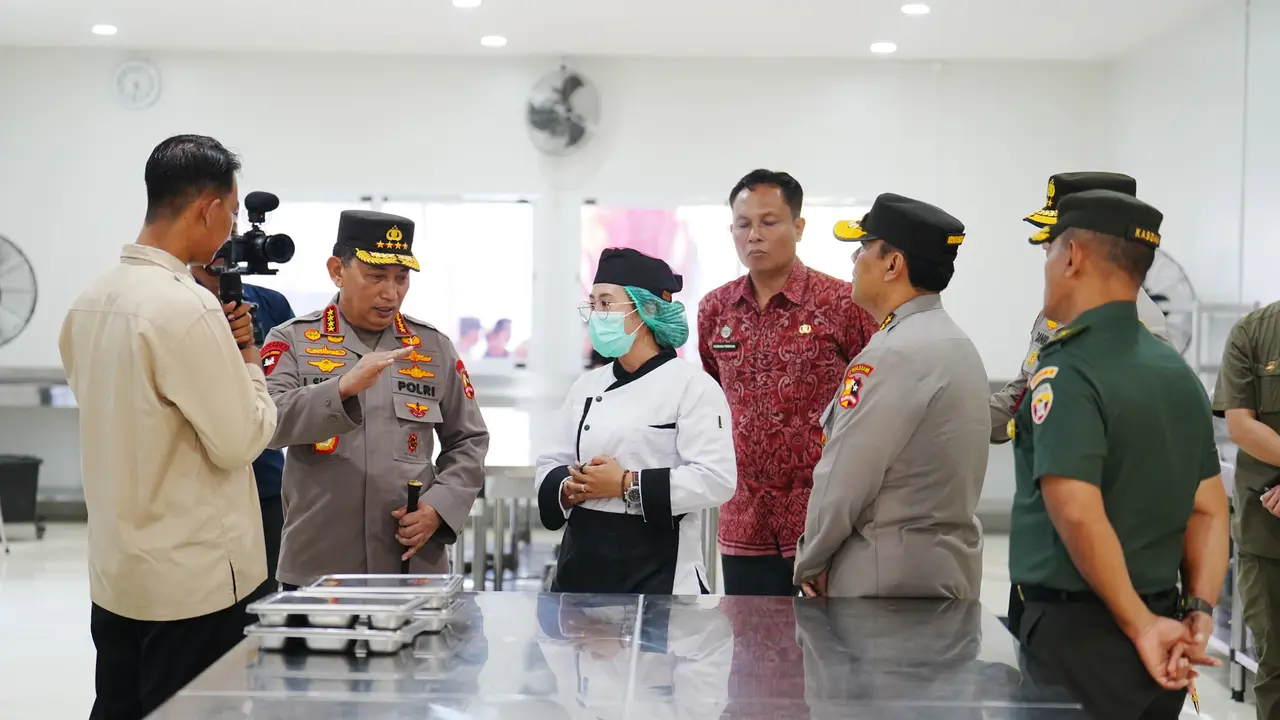 Kapolri Jenderal Listyo Sigit Prabowo meninjau Satuan Pelayanan Pemenuhan Gizi (SPPG) Polda Bali, Senin (16/6/2025).