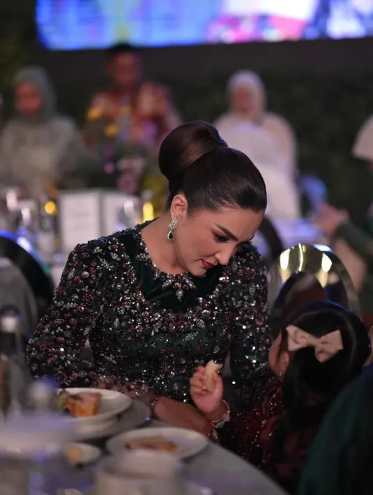 <p>Ashanty selalu menghadirkan penampilan yang segar dan menarik untuk disimak di tiap kesempatan. Seperti di momen pernikahan Thariq Halilintar dan Aaliyah Massaid. Selain cantik, momen kedekatannya dengan cucu dari anak sambungnya Aurel Hermansyah. [Foto: Instagram/ashanty_ash]</p>