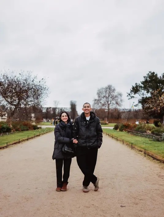 Ia tampil menawan dengan puffy jacket yang membuatnya hangat sekaligus gaya di musim dingin.