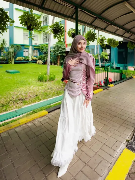 Penampilannya ini membuktikan jika Ghea tampil profesional. Namun tetap stunning meski tampil tertutup. [@gheaindrawari]