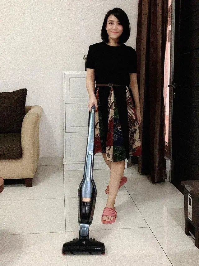 6 Gaya Kasual Ajudan Iriana Jokowi, Curi Perhatian Netizen