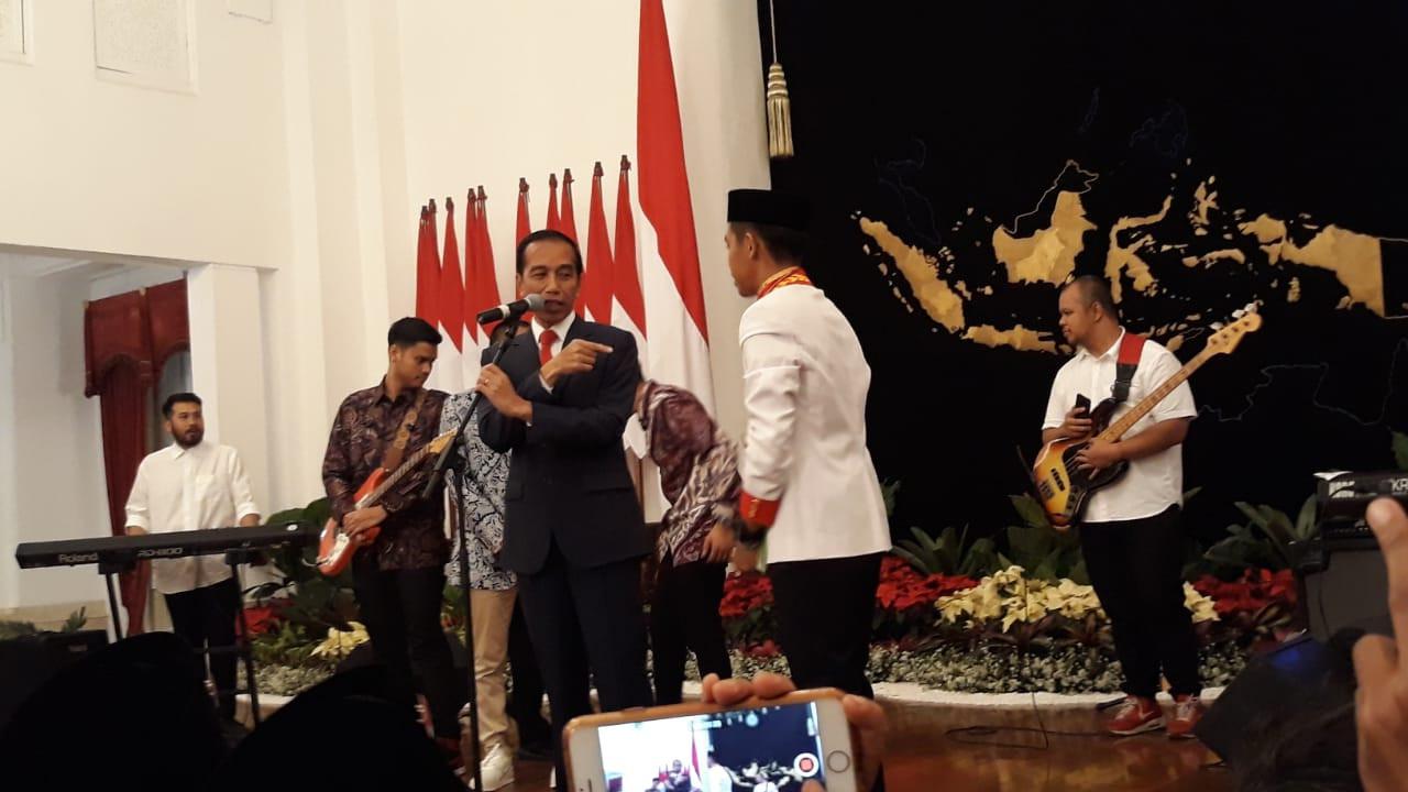 Hafal Pancasila, Petugas Paduan Suara Ini Dapat Sepatu Milik Jokowi