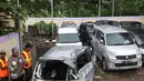 Petugas makukan evakuasi mobil yang rusak akibat terjangan Tsunami Selat Sunda di Terminal Carita, Banten, Selasa (25/12). Di terminal ini pemilik mobil dapat mengambilnya yang disertai dengan STNK. (Liputan6.com/Angga Yuniar)
