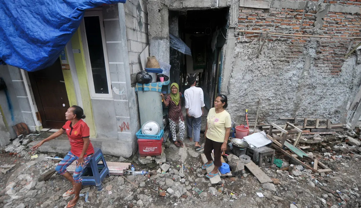 Warga saat berada di dekat bantaran Kali Krukut, Taman Sari Jakarta Barat, Kamis (3/11). Sebelumnya, sebanyak 44 bangunan di bantaran Kali Krukut dibongkar terkait program penataan oleh Pemprov DKI pada 2 Juni lalu. (Liputan6.com/Yoppy Renato)