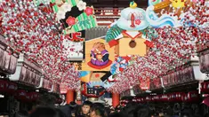 Pejalan kaki melintas di bawah dekorasi shio babi tanah yang mengarah ke kuil Buddha Asakusa Sensoji di Tokyo, Jepang, Kamis (27/12). Tahun 2019 masuk ke dalam shio babi tanah. (AP Photo/Koji Sasahara)
