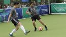 Legenda Barcelona, Carles Puyol, berusaha melewati pemain saat bermain futsal di Lapangan Menara Imperium, Jakarta, Selasa (12/3). Pertandingan tersebut merupakan bagian dari kegiatan UEFA Champions League Trophy Tour di Jakarta. (Bola.com/M Iqbal Ichsan)