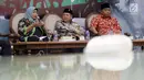 Anggota Komisi XI F-PDIP Hendrawan Supratikno (tengah) bersama Waketum Partai Gerindra Arief Poyuono (kanan) dan Pengamat Ekonomi INDEF Enny Sri Hartati (kiri) saat diskusi Dialektika Demokrasi di Jakarta, Kamis (11/10). (Liputan6.com/JohanTallo)