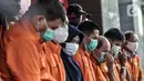 Para tersangka kasus pembunuhan pengusaha pelayaran Sugianto (51) dihadirkan dalam konferensi pers di Mapolda Metro Jaya, Jakarta, Senin (24/8/2020). Pembunuhan Sugianto didalangi oleh NL, karyawati di perusahaan korban yang merasa sakit hati dan sering dilecehkan. (merdeka.com/Iqbal S. Nugroho)