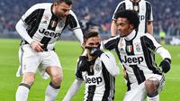 Selebrasi pemain Juventus, Paulo Dybala (tengah) bersama rekan-rekannya usai membobol gawang AC Milan pada laga perempat final Coppa Italia di Juventus Stadium, Turin, (25/1/2017). Juventus menang 2-1. (Alessandro Di Marco/ANSA via AP)