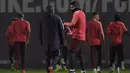 Luis Suarez tampak berdiskusi dengan Valverde dalam sesi latihan jelang laga lanjutan grup B Liga Champions yang berlangsung di stadion Camp Nou, Spanyol, Rabu (12/12). El Barca akan ditantang Tottenham Hotspur. (AFP/Lluis Gene)