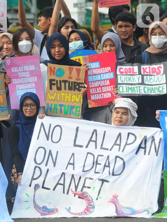 Massa aktivis lingkungan hidup melakukan protes di Kawasan Monas, Jakarta, Jumat, (3/3/2023). Aksi tersebut menuntut permasalahan kedaruratan krisis iklim harus menjadi prioritas agenda kampanye dan pemilu 2024. (merdeka.com/Imam Buhori)