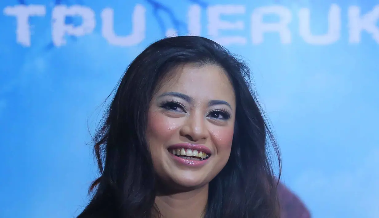 Pada tahun 2010, perempuan kelahiran Serang 34 tahun silam itu meninggalkan Tanah Air untuk mendampingi suaminya, Habibie Syaaf di London Inggris.  Demi suami tercinta, ia meninggalkan kariernya selama di Indonesia. (Nurwahyunan/Bintang.com)