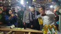 Forkopimda Kota Depok saat melakukan sidak uji sampel minyakita di Pasar Sukatani, Depok. (Liputan6.com/Dicky Agung Prihanto)