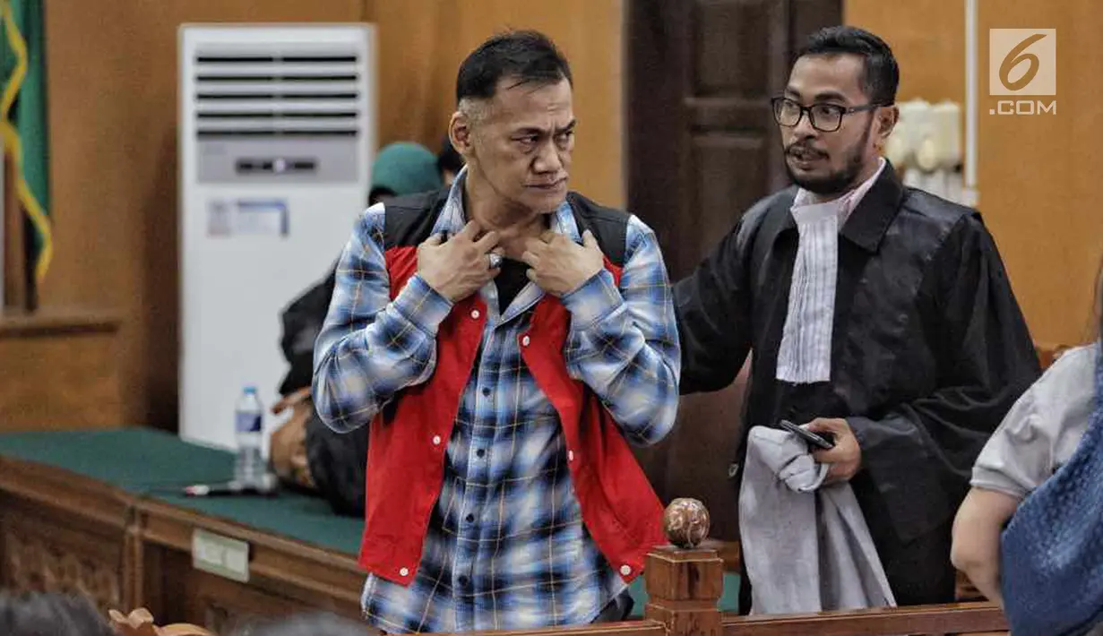 Aktor Tio Pakusadewo bersama kuasa hukumnya saat sidang lanjutan di PN Jakarta Selatan, Kamis (28/6). Dalam pledoinya, Tio mengaku kepada majelis hakim bahwa dirinya adalah pecandu selama 10 Tahun belakangan ini. (Liputan6.com/Faizal Fanani)