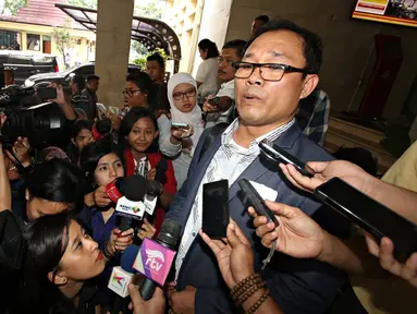 Pengacara mucikari artis O dan F, Osner Johnson Sianipar, memberikan keterangan di Mabes Polri, Jakarta, Selasa (5/1/2016). Osner membantah pernyataan Nikita Mirzani yang mengaku sama sekali tidak mengenal O dan F. (Liputan6.com/Immanuel Antonius)