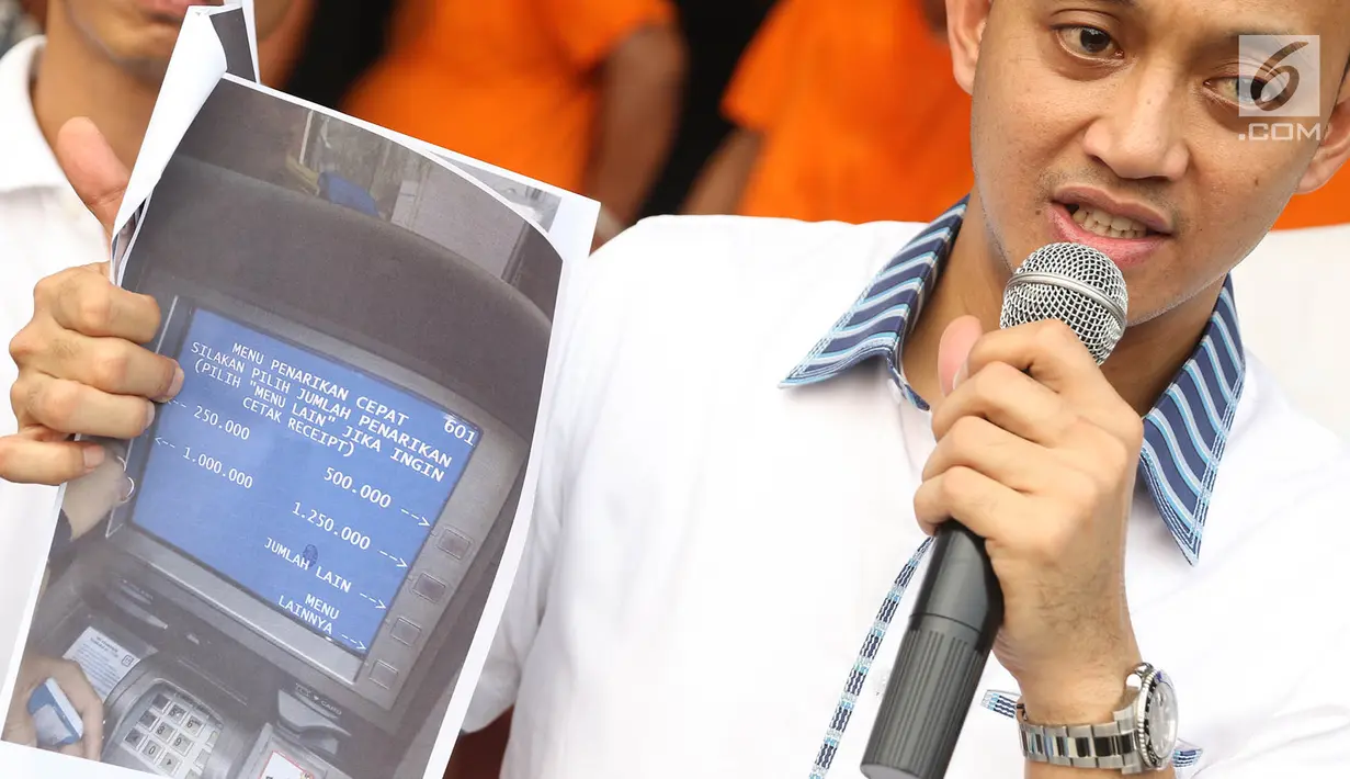 Petugas memberi keterangan terkait kasus penipuan dengan ATM di Mapolres Metro Jakarta Barat, Senin (14/8). Polres Jakarta Barat berhasil mengamankan 4 orang tersangka kasus penipuan menggunakan ATM di Tamansari. (Liputan6.com/Immanuel Antonius)