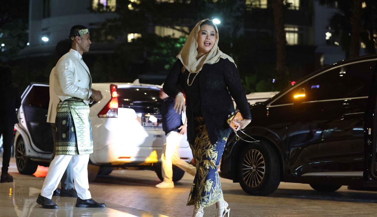 Putri kedua KH Abdurrahman Wahid (Gus Dur), Yenny Zannuba Arifah Chafsoh Rahman atau yang dikenal Yenny Wahid, saat tiba di lobby Hotel Raffles, Jakarta, untuk menghadiri resepsi pernikahan anak kedua musisi sekaligus kader Partai Gerindra Ahmad Dhani, El Rumi dan Syifa Hadju, Minggu 26 April 2026 malam. (Kapanlagi.com/Budy Santoso)