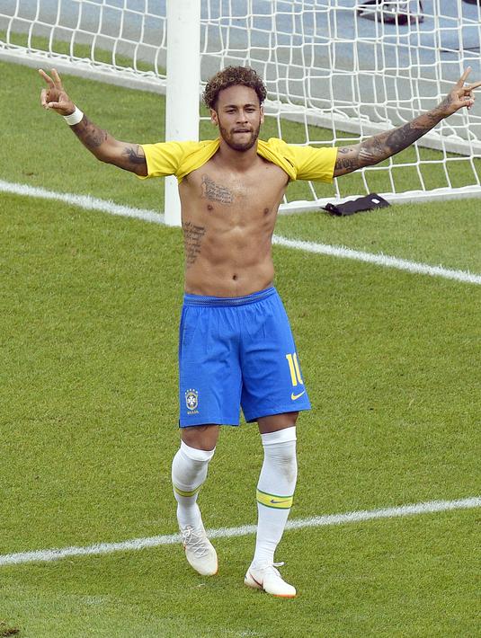 Pemain Brasil, Neymar melakukan selebrasi usai mencetak gol ke gawang Austria dalam laga persahabatan di Stadion Ernst Happel, Wina, Austria, Minggu (10/6). Brasil melumat Austria dengan skor 3-0. (HANS PUNS/APA/AFP)