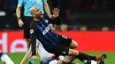 Ekspresi gelandang Inter Milan, Borja Valero saat dijatuhkan pemain Tottenham Hotspur pada laga lanjutan Liga Champions yang berlangsung di stadion Wembley, Inggris, Kamis (29/11). Inter Milan kalah 0-1 atas Tottenham Hotspur (AFP/Ben Stansall)