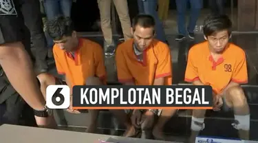 Komplotan begal bersenjata api yang kerap beraksi di Palembang ditangkap petugas. Polisi terpaksa menembak salah satu tersangka karena melakukan perlawanan saat ditangkap.