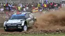 Tim reli Polandia, Kajetan Kajetanowicz bersama Polandia Maciej Szczepaniak tengah berkompetisi mengonakan mobil Skoda Fabia Evo dalam ajang Safari Rally Kenya 2022 yang berlangsung di Nairobi pada 23 Juni 2022. (AFP/Tony Karumba)