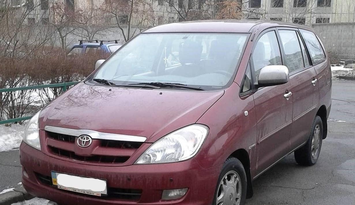 Toyota Innova berwarna merah di Ukraina. (Source: Instagram/@toyotainnovaintheworld)