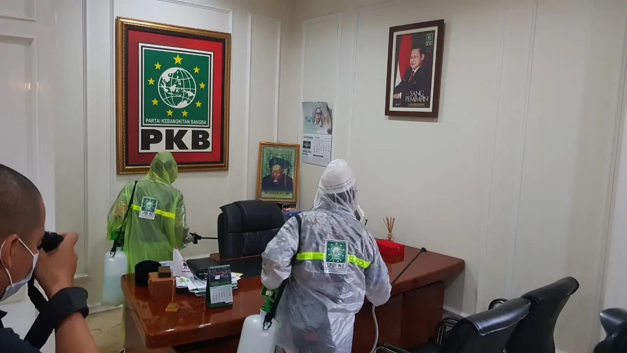 Kantor Dewan Pengurus Pusat Partai Kebangkitan Bangsa (PKB) dilakukan pembersihan dan penyemprotan disinfektan di seluruh ruangan