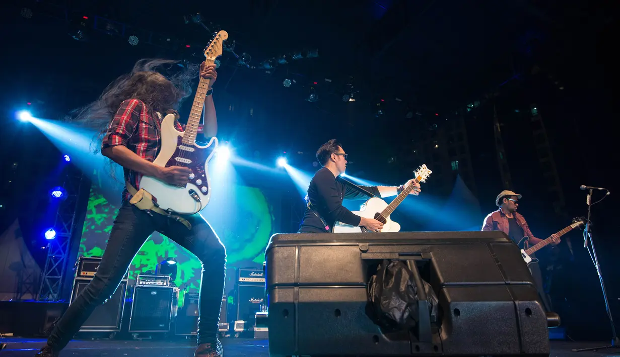 Para personil band Naif begitu semangat menghibur di acara Jakarta Urban Gigs kota Kasablanka, Jakarta, Sabtu (20/2) malam. (Dezmond Manullang/Bintang.com)